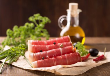 Ahşap masa pastırma