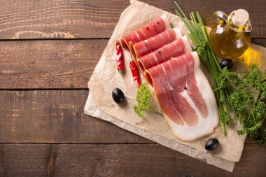 Ahşap masa pastırma