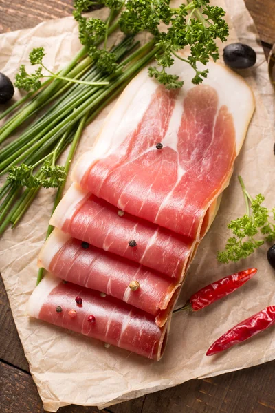 Ahşap masa pastırma