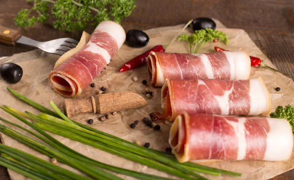 Ahşap masa pastırma