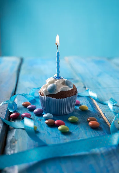 Geburtstagskuchen auf blauem Hintergrund — Stockfoto