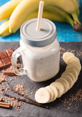 muz smoothies süt ile