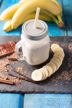 güler yüzlü içki muz ile