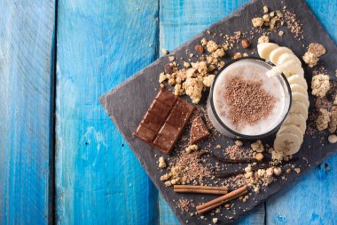 muz smoothies süt ile