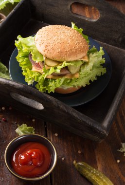 rustik masada ev yapımı hamburger