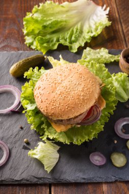 Taze sebzeli ev yapımı hamburger.