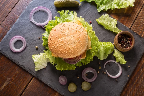 Homemade hamburger with fresh vegetables — Stock Photo, Image