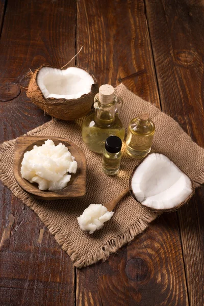 Coconut oil and fresh coconut — Stock Photo, Image