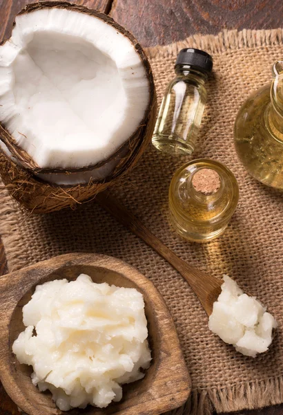 Coconut oil and fresh coconut — Stock Photo, Image