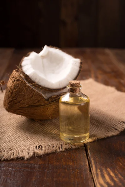 Kokosolie en verse kokosnoot — Stockfoto