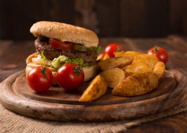 hamburger ve patates 
