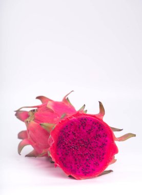 Pitaya, beyaz arka planda ejderha meyvesi