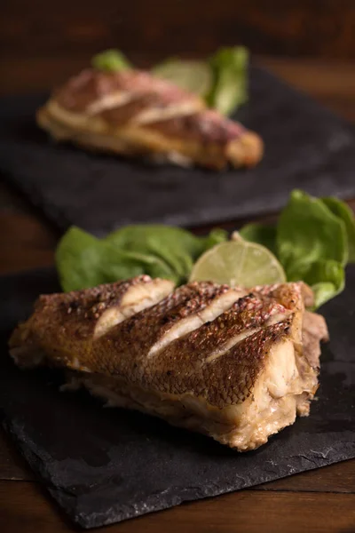 Snapper Vermelho Alimentos Saudáveis Com Limão Salada — Fotografia de Stock