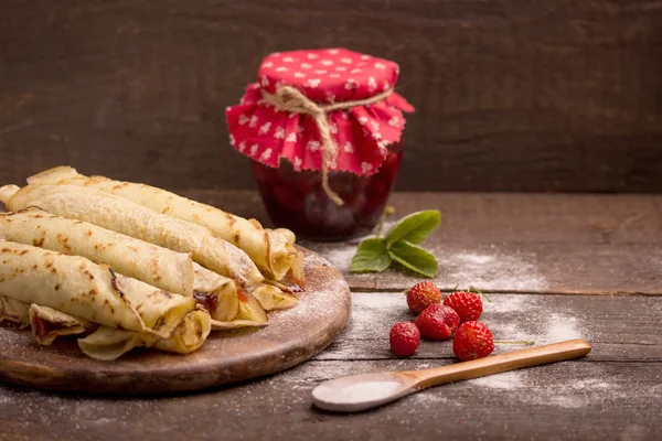 Pancake with strawberry jam and fresh strawberry — Stock Photo, Image