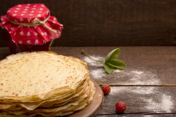 Pfannkuchen mit Erdbeermarmelade und frischen Erdbeeren lizenzfreie Stockfotos