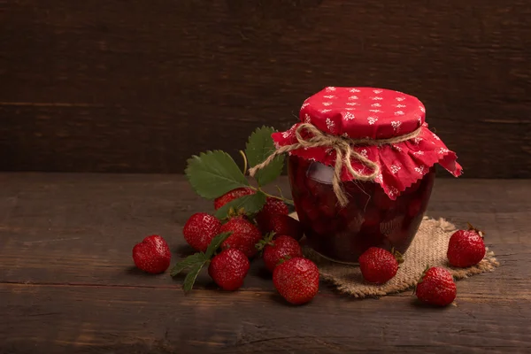 Strawberry jam with fresh strawberries — Stock Photo, Image