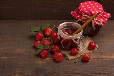 Taze çilekli çilek reçeli