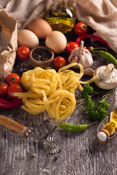 Macarrão ninho com ingredientes alimentares — Fotografia de Stock