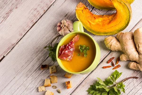 Тыквенный суп с ингредиентами — стоковое фото
