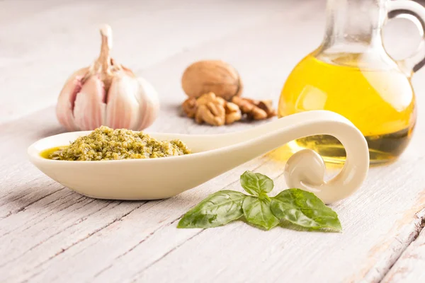 Pesto-Sauce mit Basilikum — Stockfoto