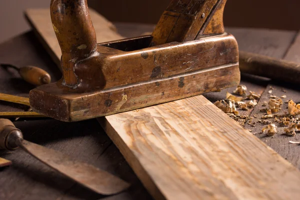 Рабочие инструменты на деревянном столе — стоковое фото