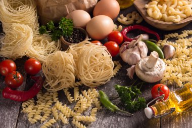 rustik tarzı çeşitli makarna