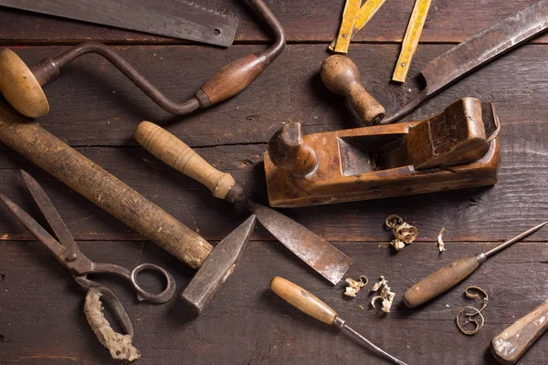 Herramientas de trabajo sobre mesa de madera — Foto de Stock