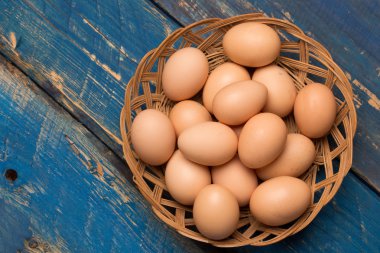 sepet içinde taze yumurta