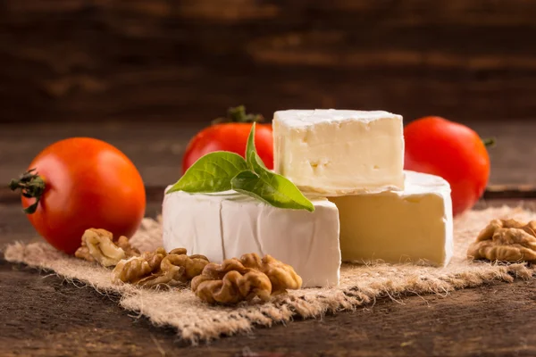 Queijo camembert sobre tela — Fotografia de Stock