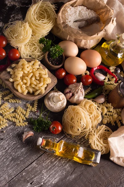 Olika pasta med örter och kryddor — Stockfoto