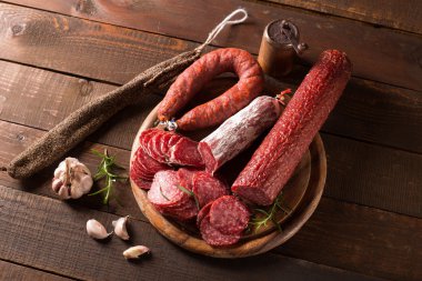 sosis biber ve sarımsak ile