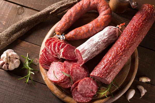 kesme tahtası üzerinde çeşitli sosis