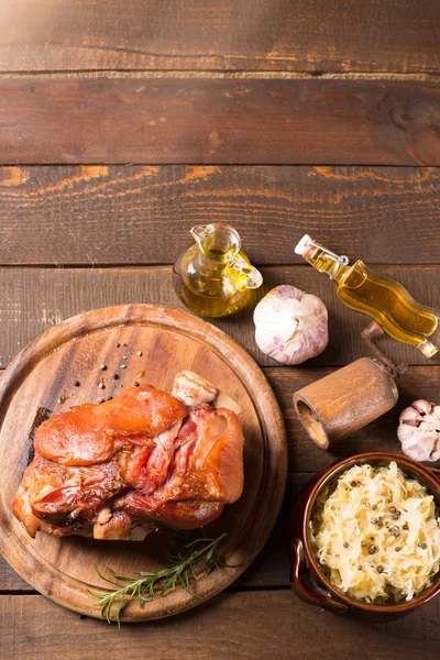 Schweinshaxen mit Sauerkraut — Stockfoto