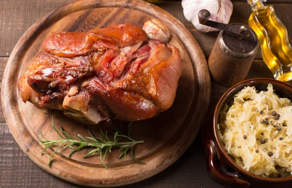 Schweinshaxe auf Holztisch — Stockfoto