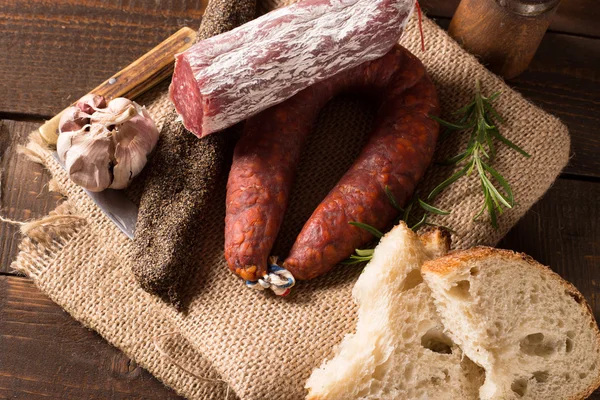Tuval üzerine çeşitli sosis