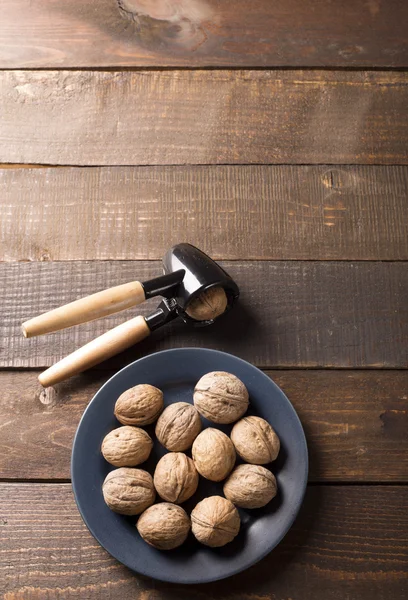 Walnüsse mit Nussknacker — Stockfoto