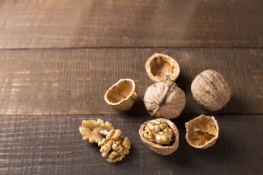 Tahta masada cevizler.