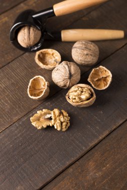 Tahta masada cevizler.