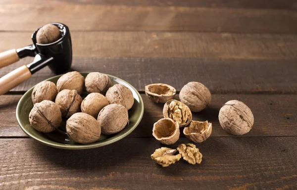 Ořechy na dřevěném stole — Stock fotografie