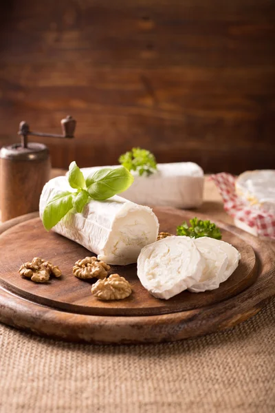 Fromage de chèvre sur planche à découper — Photo