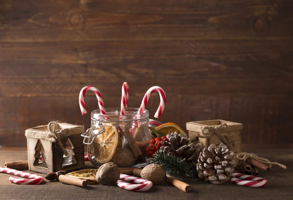 Fondo de Navidad con caramelos de Navidad y especias — Foto de Stock