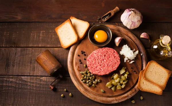 Tartare de carne em mesa de madeira — Fotografia de Stock