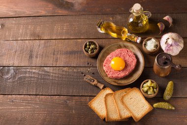 sığır eti tartareon ahşap masa