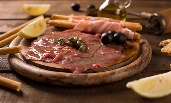 Rindfleisch-Carpaccio im rustikalen Stil — Stockfoto