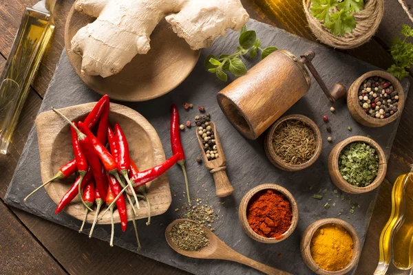 Vielfalt an Gewürzen und mediterranen Kräutern. — Stockfoto