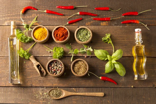 Vielfalt an Gewürzen und mediterranen Kräutern. — Stockfoto