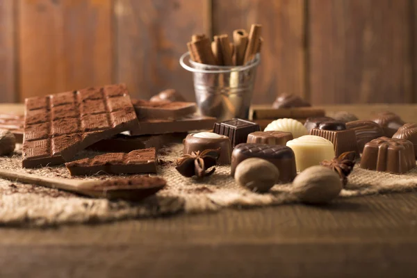 Délicieux chocolats sur table en bois — Photo