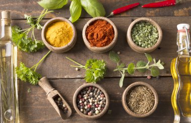 ahşap masa üzerinde toz baharat