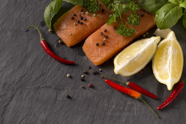 Salmon with lemon and herbs — Stock Photo, Image