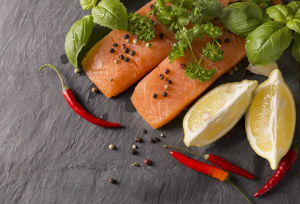 Raw salmon filet with lemon — Stock Photo, Image